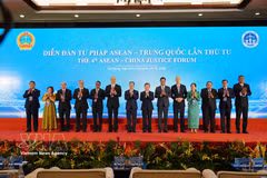 Des délégués posent pour une photo de groupe. Photo : VNA