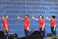 Tran Cam Tu, membre du Bureau politique, permanent du Secrétariat du Comité central du Parti et chef du Comité de pilotage central pour le développement de la culture vietnamienne ; de Pham Thi Thanh Tra, secrétaire du Comité central du Parti et vice-Première ministre ; ainsi que de plusieurs responsables ont inauguré la campagne nationale visant à encourager la pratique sportive. Photo : VNA