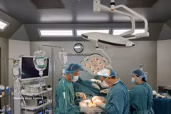 De nombreux établissements médicaux vietnamiens maîtrisent désormais des techniques médicales de pointe. Photo : VNA
