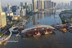 Vue panoramique de la barge transportant la travée principale, mise en place pour l'achèvement du projet de passerelle piétonne enjambant la rivière Saïgon. Photo : VNA