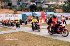 Un cortège de 100 motos et scooters est parti de Dong Van, a franchi le col de Ma Pi Leng et admiré les paysages montagneux ainsi que la rivière Nho Que, avant d’arriver à Pa Vi Ha, dans la commune de Meo Vac. Photo : VNA