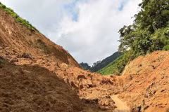 Un glissement de terrain dans le village de Ngoa, commune de Yen Phu, province de Tuyen Quang. Photo : VNA