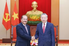 Le secrétaire général du Parti communiste du Vietnam (PCV), Tô Lâm (droite) et le vice-Premier ministre lao, Kikeo Khaykhamphithoune. Photo: VNA
