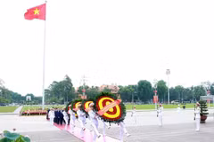 Délégation de dirigeants du Comité central du Parti, de l’État, de l’Assemblée nationale et du gouvernement au mausolée du Président Hô Chi Minh. Photo : VNA