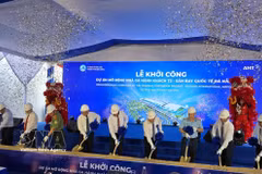 Les travaux d'agrandissement du terminal international des passagers (Terminal T2) de l'aéroport international de Da Nang ont débuté le 19 mai, pour un investissement total avoisinant les 1.500 milliards de dongs (près de 57 millions de dollars américains). Photo : VNA