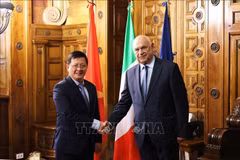 Le ministre italien de la Justice, Carlo Nordio (à droite), et le vice-ministre vietnamien Mai Luong Khoi. Photo : VNA