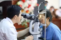 Examen ophtalmologique pour les personnes âgées. Photo: Vietnam+