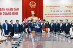 Cérémonie de signature d'un protocole d’accord de coopération stratégique portant sur la zone portuaire de Con Ong – Hon Net et l’Initiative maritime de Quang Ninh. Photo : VNA