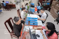 Le quartier de Phuc Loi met en œuvre le mouvement « Alphabétisation numérique » pour assister les populations défavorisées dans leurs démarches administratives. Photo : VNA