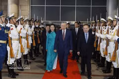 Le secrétaire général du PCV et président vietnamien, To Lam, et son épouse, à la gare de Pékin-Ouest. Photo : VNA