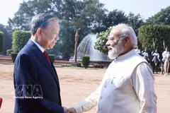 Le secrétaire général du Parti communiste du Vietnam et président de la République To Lam (gauche) et le Premier ministre indien Narendra Modi. Photo: VNA