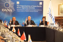 Les délégués approuvent l’organisation par la VNA de la 59e réunion du Comité exécutif de l’OANA, en 2027 au Vietnam. Photo: VNA