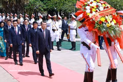 Le Premier ministre Le Minh Hung et sa délégation se sont rendus au Mémorial des héros morts pour la Patrie à Vientiane pour y déposer une couronne de fleurs. Photo : VNA