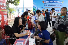 Des personnes handicapées à la recherche d’un emploi lors d’un salon de recrutement qui leur est dédié. Photo : VNA