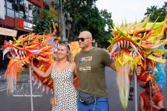 Le festival de rue « Couleurs des cinq continents » se déroule sur la rue piétonne du lac Hoan Kiem, attirant de nombreux locaux et touristes internationaux. Photo : VNA