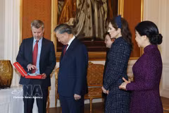 Le roi Frederik X remet au dirigeant vietnamien To Lam l’Ordre de l’Éléphant, la plus haute distinction du Royaume de Danemark. Photo: VNA