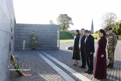 Le secrétaire général du Parti communiste du Vietnam et président de la République, To Lam et son épouse Ngo Phuong Ly, ainsi que le roi Frederik X et de la reine Mary, ont déposé une gerbe le 19 octobre au Monument à l’engagement international du Danemark, à Copenhague. Photo: VNA