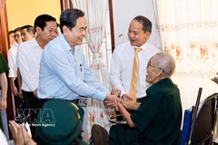 Le président de l'Assemblée nationale, Trân Thanh Mân, rencontre des invalides de guerre au Centre de soins des invalides de guerre et des personnes ayant rendu des services méritoires de Long Dat, dans la commune de Long Hai, à Hô Chi Minh-Ville. Photo: VNA