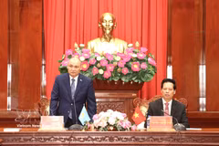 Kanat Tumysh, ambassadeur du Kazakhstan au Vietnam, a présenté les principaux critères de soutien attendus par les investisseurs kazakhs. Photo: VNA