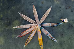 Des barques traditionnelles en bois permettent aux visiteurs d’explorer la biodiversité du lagon Ô Loan. Photo : VNA