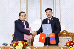 Le président de l’Assemblée nationale (AN) du Vietnam, Tran Thanh Man (à gauche), et le président du Parlement de Mongolie, Sandag Byambatsogt, ont signé, le 10 septembre au matin (heure locale), à Oulan-Bator, un protocole d’accord sur la coopération entre les deux organes législatifs. Photo : VNA