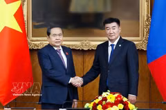 Le matin du 10 septembre, à Oulan-Bator, le président de l'AN mongole, Sandag Byambatsogt (à droite) a eu un entretien avec son homologue vietnamien Tran Thanh Man. Photo : VNA