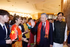 Des représentants de la communauté vietnamienne ainsi que le personnel de l’ambassade du Vietnam en Inde accueillent secrétaire général du Parti communiste du Vietnam et président de la République, To Lam. Photo: VNA