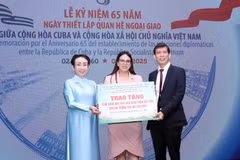 Truong Thi Hien, présidente de l'Association d'amitié Vietnam-Cuba de Hô Chi Minh-Ville, et Nguyen Khac Van, rédacteur en chef par intérim du journal Saigon Giai Phong, remettent symboliquement 15 systèmes d'énergie solaire en faveur d'écoles primaires cubaines à Ariadne Feo Labrada, consule générale de Cuba à Hô Chi Minh-Ville. Photo : VNA