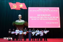 Le président du Comité populaire provincial de Kon Tum décerne des satisfecit à 21 collectifs et 32 individus dans la province de Kon Tum en reconnaissance de leurs contributions exceptionnelles à cette campagne humanitaire nationale, lancée par le Premier ministre.Photo : VNA