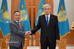 L’ambassadeur du Vietnam au Kazakhstan, Nguyen Thanh Le (à gauche), a remis ses lettres de créance au président Kassym-Jomart Tokayev. Photo : VNA
