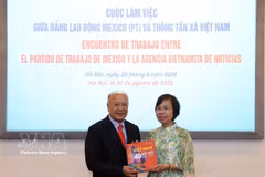 Vu Viet Trang, directrice générale de l'Agence vietnamienne d'Information (VNA), remet un livre de photos à Alberto Anaya Gutierrez, secrétaire général du Parti du travail mexicain. Photo : VNA.
