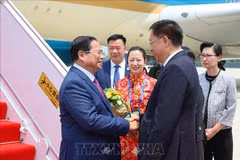 Le Premier ministre Pham Minh Chinh (gauche) est arrivé à Tianjin, entamant sa visite en Chine pour participer à la 16e Réunion annuelle des nouveaux champions du Forum économique mondial (WEF Tianjin 2025) et mener des activités bilatérales. Photo: VNA