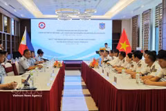 De jeunes officiers des garde-côtes vietnamiens et philippins échangent leurs expériences en matière de police maritime. Photo : VNA.
