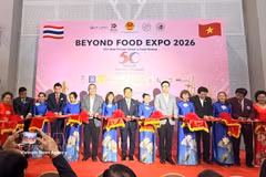 Le consul général du Vietnam à Khon Kaen, Dinh Hoang Linh, accompagné de représentants d'entreprises et de Vietnamiens de l'étranger, a coupé le ruban pour inaugurer l'exposition. Photo : VNA