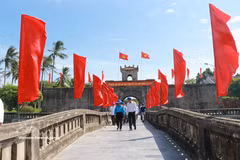 Aux pics d'affluence, la Citadelle de Quang Tri accueille près de 3.000 visiteurs par jour, venus déposer des fleurs et brûler de l'encens en hommage aux Héros morts pour la Patrie. Photo : VNA