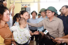 Le vice-Premier ministre Ho Quoc Dung a rendu visite aux sinistrés et de superviser les opérations de secours et de reconstruction après les pluies torrentielles et les crues dans la commune de Muong Than, province de Lai Chau (Nord), Photo : VNA
