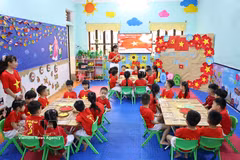 Les enseignantes et les enfants de l’école maternelle Hoa Hong (quartier de Ha Giang 2, province de Tuyen Quang) célèbrent le 51e anniversaire de la Libération du Sud et de la Réunification nationale (30 avril 1975 – 30 avril 2026). Photo: VNA