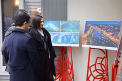 Des amis internationaux admirent les photos exposées. Photo: VNA
