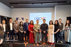 L'ambassadeur du Vietnam en France, Trinh Duc Hai (6e à partir de la droite), et les dirigeants de l'association Global Connect Vietnam France. Photo : VNA