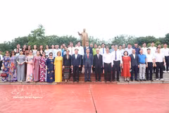 L’ambassadeur Nguyen Minh Tam et sa délégation posent pour une photo commémorative au monument du Président Kaysone Phomvihane, dans la province de Savannakhet. Photo : VNA