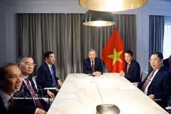 Le secrétaire général To Lam s’entretient par téléphone avec l’ancien sénateur américain Patrick Leahy. Photo: VNA