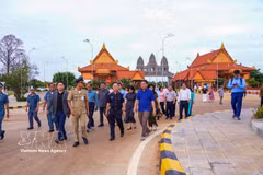 Des représentants vietnamiens et cambodgiens au poste-frontière international de Meun Chey (Cambodge). Photo : VNA