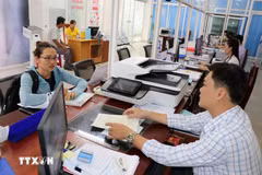 Traitement des procédures administratives au centre de services de l'administration publique du quartier de Trà Vinh. Photo: VNA 