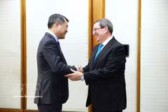Le Premier ministre vietnamien Le Minh Hung (à gauche) rencontre le membre du Bureau politique du Parti communiste de Cuba (PCC) et ministre cubain des Affaires étrangères, Bruno Rodriguez Parrilla. Photo : VNA