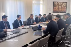 Le ministre des Finances, Ngo Van Tuan (troisième à gauche), lors de la séance de travail avec le groupe Rothschild & Co. Photo : VNA