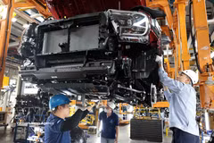 Ligne de soudage des châssis de voitures particulières à l'usine Ford de Hai Duong. Photo : VNA
