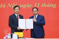 Le Premier ministre Pham Minh Chinh (à droite) remet la décision de nomination de Bui The Duy, membre suppléant du Comité central du Parti et vice-président de l’Académie des sciences et des technologies du Vietnam, au poste de directeur de l’Université nationale du Vietnam à Hanoï. Photo : VNA