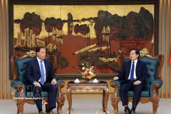 Le vice-Premier ministre Ho Quoc Dung (à droite) et Jeff Place, directeur de la chaîne d’approvisionnement chez le groupe américain Coherent. Photo : VNA