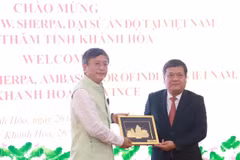 Le secrétaire du Comité provincial du Parti de Khanh Hoa, Tran Phong, remet un cadeau commémoratif à l'ambassadeur d'Inde au Vietnam, Tshering Wangchuk Sherpa. Photo : VNA