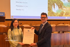 Au nom de la délégation vietnamienne, l'ambassadrice Nguyen Thi Van Anh, cheffe de la mission permanente du Vietnam auprès de l'UNESCO, a reçu le certificat de re-reconnaissance du géoparc mondial de Non Nuoc Cao Bang. Photo : VNA